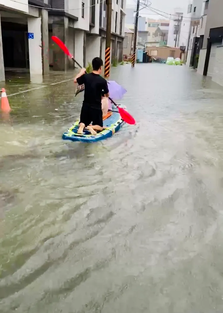 本原街一段水淹約30公分。讀者提供