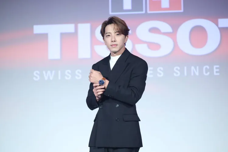 坤達展演杜魯爾系列42mm自動腕錶，2萬3900元。