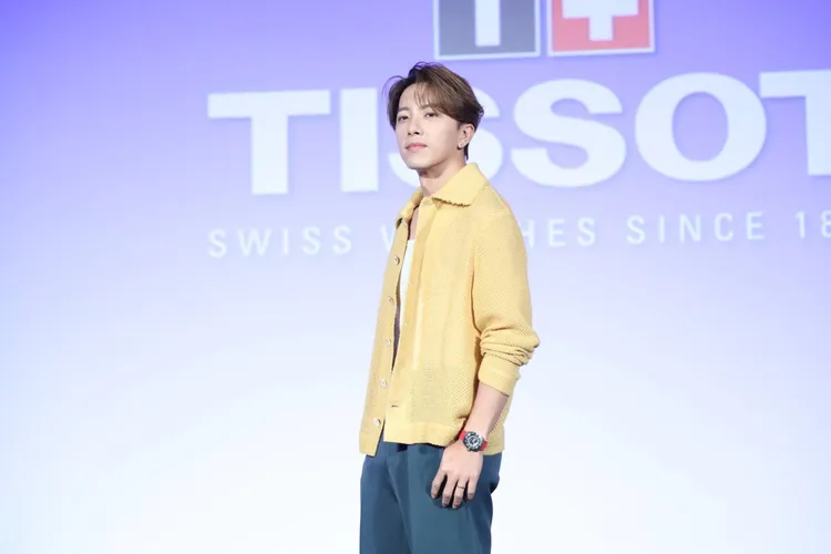 坤達在第二套造型換搭配Sideral系列自動腕錶，3萬1500元。