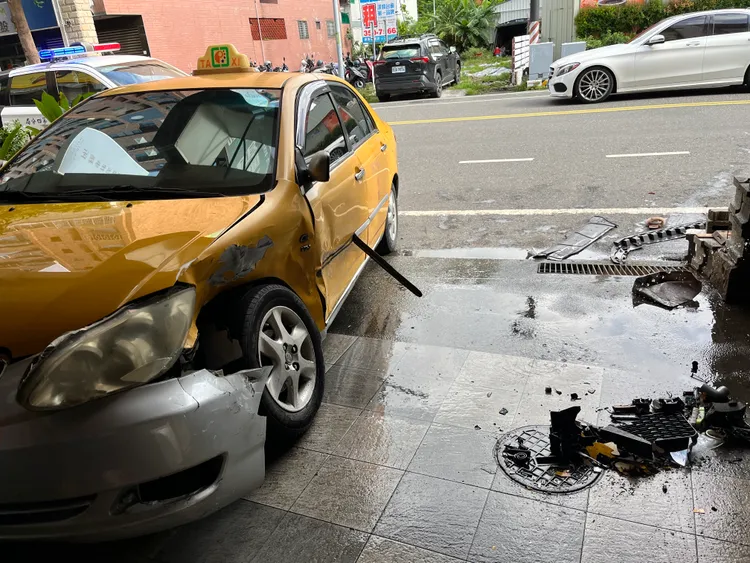 計程車側面凹損。讀者提供