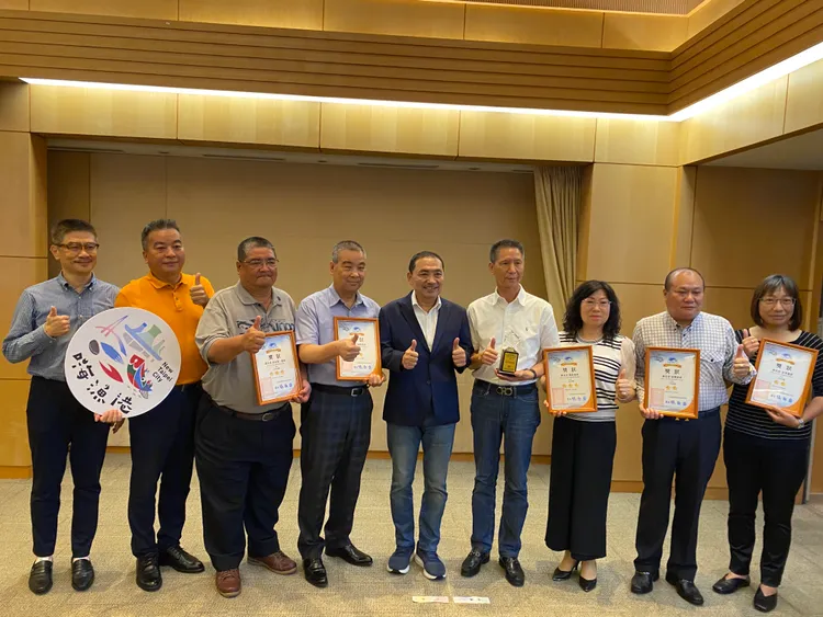 新北五個漁港獲金鑑漁港6獎項，侯市長、農業局李玟局長及五區漁會三首長於市政會議獻獎。農業局提供