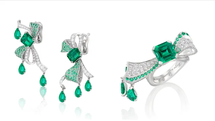 愛的禮讚祖母綠耳環（左圖）、愛的禮讚祖母綠戒指（右圖），價格店洽。品牌提供