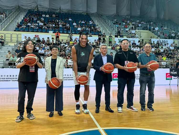邱瓈寬（左一）為NBA球星戈登（左三）在澳門舉辦球迷見面會，澳門旅遊局長文綺華（左二）及體育局長潘永權（右三）出席表達支持。讀者提供