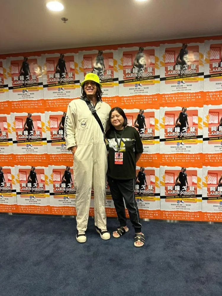 寬姊（右）與戈登呈現最萌身高差。讀者提供