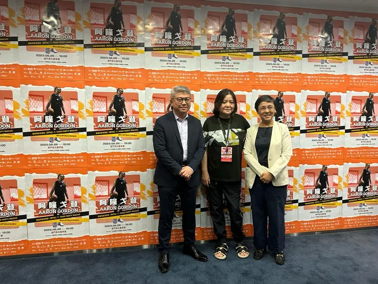 寬姊（中）進軍體育界，到澳門舉辦NBA球星見面會，澳門體育局長潘永權（左）與旅遊局文綺華到場支持。讀者提供