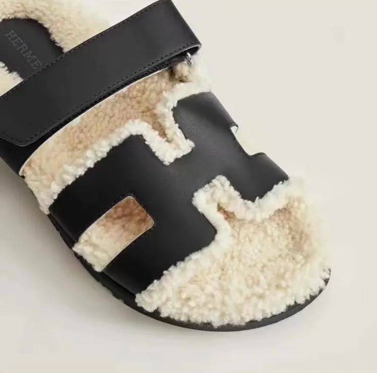 寬姐所穿的是愛馬仕Chypre Sandals毛毛拖鞋，訂價約3萬5千元。翻攝網路