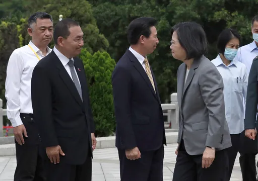 出席823砲战纪念!蔡英文、侯友宜同框互动曝光 这样夸蓝委陈玉珍