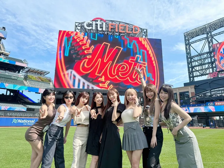 樂天女孩登上大都會球場。    樂天桃猿提供