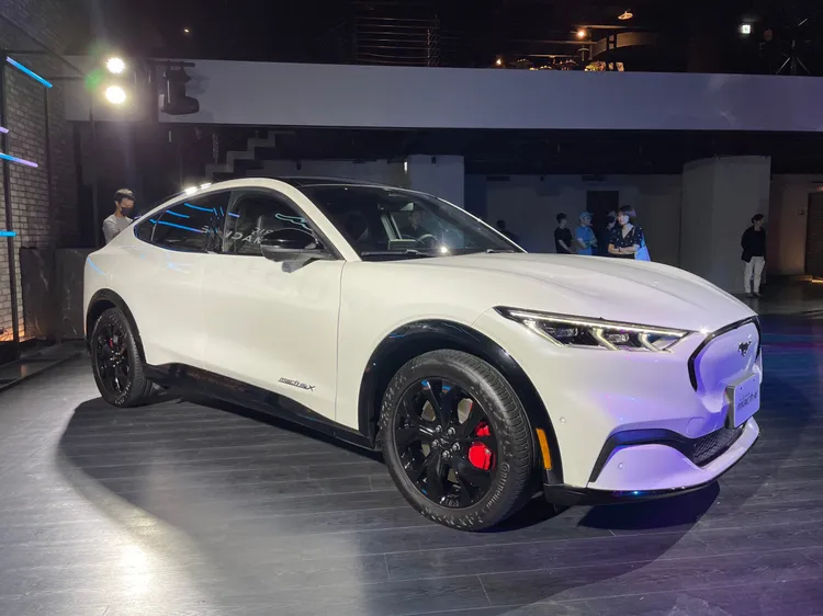 Mustang Mach-E承襲自Mustang跑車的經典元素，以LED頭燈、三柱形日行燈（GT與Premium車型）、可自動啟閉降低風阻／調節電池溫度的AGS主動式格柵來架構車頭風格。林浩昇攝