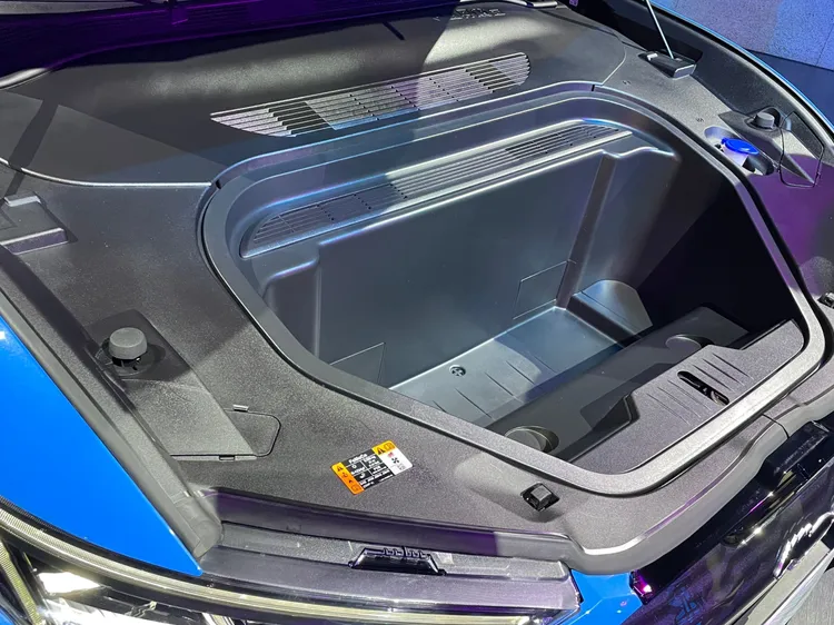 位於車頭100公升的獨立儲存空間還擁有排水設計，可收納戶外休閒用品。林浩昇攝