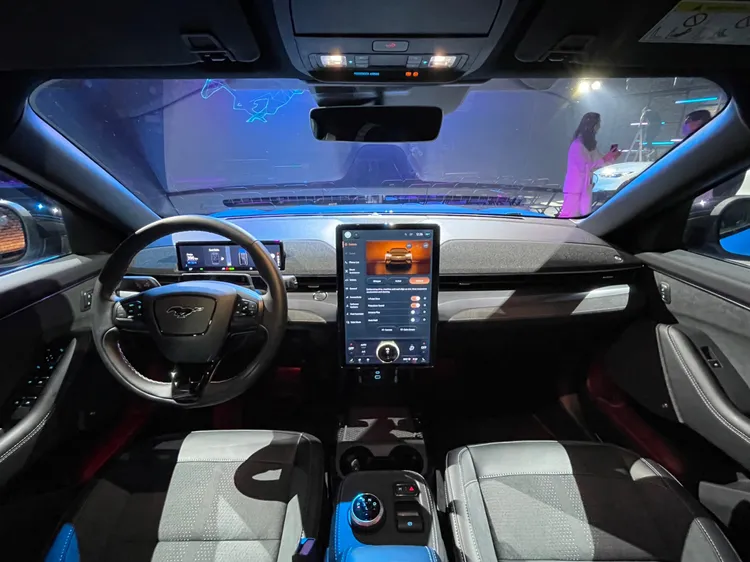 Ford Mustang Mach-E採用10.2吋數位化儀錶板，搭配15.5吋直立式中控螢幕及SYNC 4A娛樂通訊整合系統。林浩昇攝