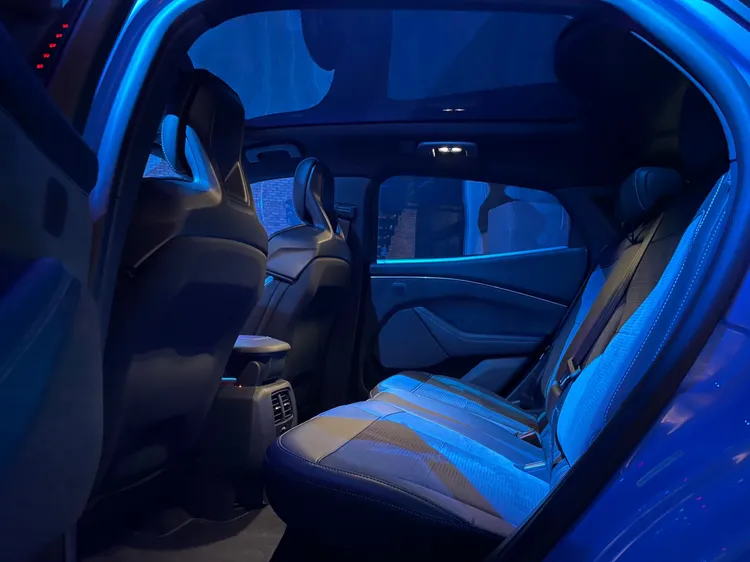 Ford Mustang Mach-E在車內提供寬敞的腿部與頭部空間，全車系均配置全景玻璃車頂。林浩昇攝