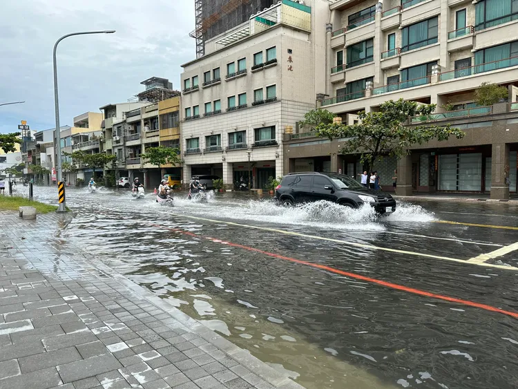 台南安平運河河水倒灌，安平路積水快淹到人行道。翻攝自林依婷臉書