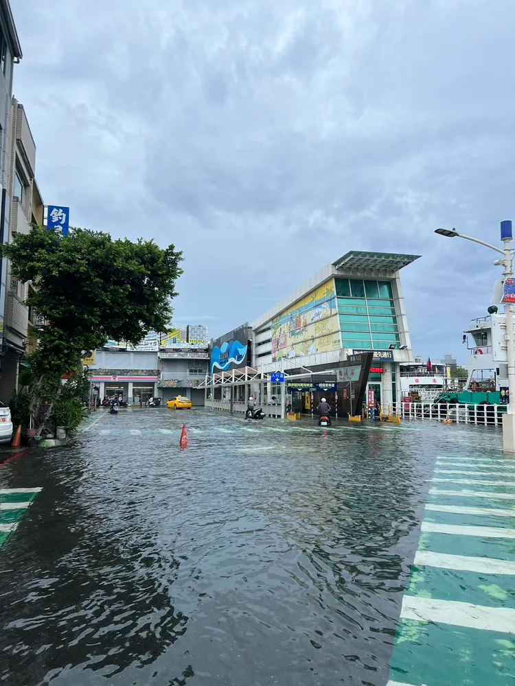 高雄淹水。翻攝自爆料公社