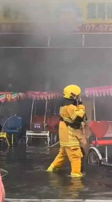 消防人員涉水搶救。翻攝自爆料公社