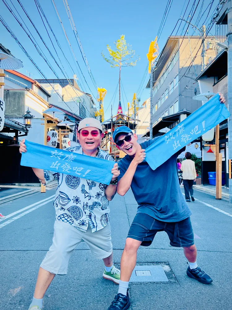 許效舜（左）、威廉參加京都祇園祭。東森超視提供