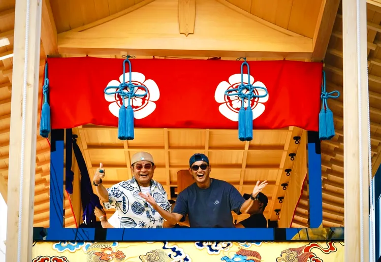 許效舜（左）、威廉參加京都祇園祭，驚喜登上山鉾頂端參觀。東森超視提供