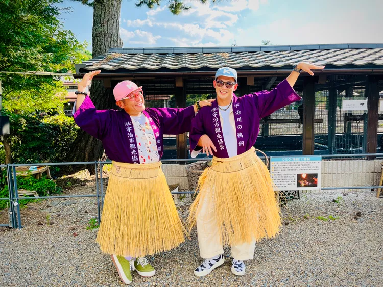 許效舜（左）、威廉體驗宇治川鵜飼。東森超視提供