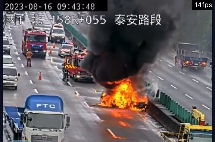 現場火勢猛烈，造成後方車輛回堵。翻攝高公局官網
