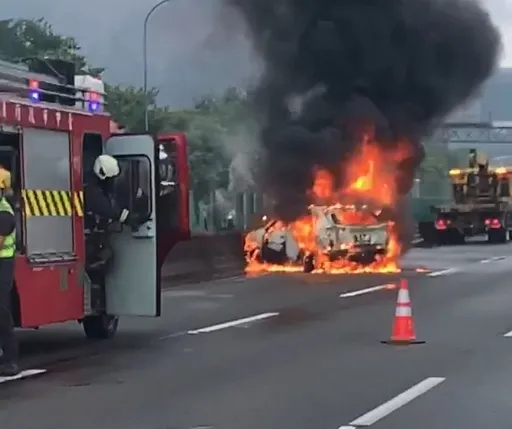 國1泰安段自撞護欄釀火燒車　烈焰沖天車流回堵！駕駛幸運逃出