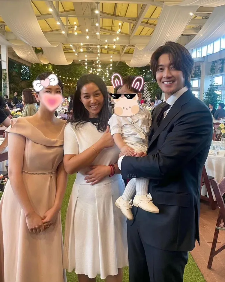 賓客曝光金賢重（右）抱著兒子，跟老婆一起合照。翻攝IG