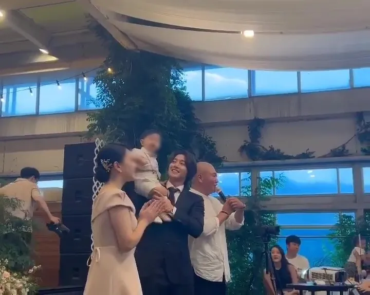 金賢重把兒子扛在肩上，老婆穿粉色洋裝。翻攝IG