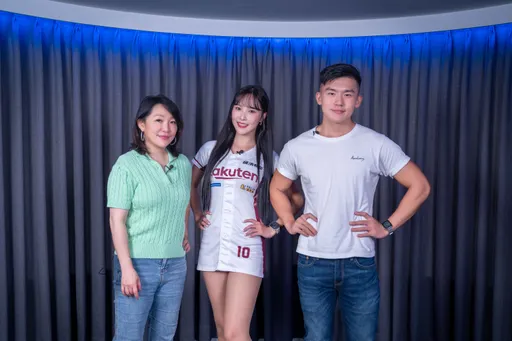 樂天應援團長Rina自爆聞過自己腋下覺得很香 高舉手臂秀胳肢窩