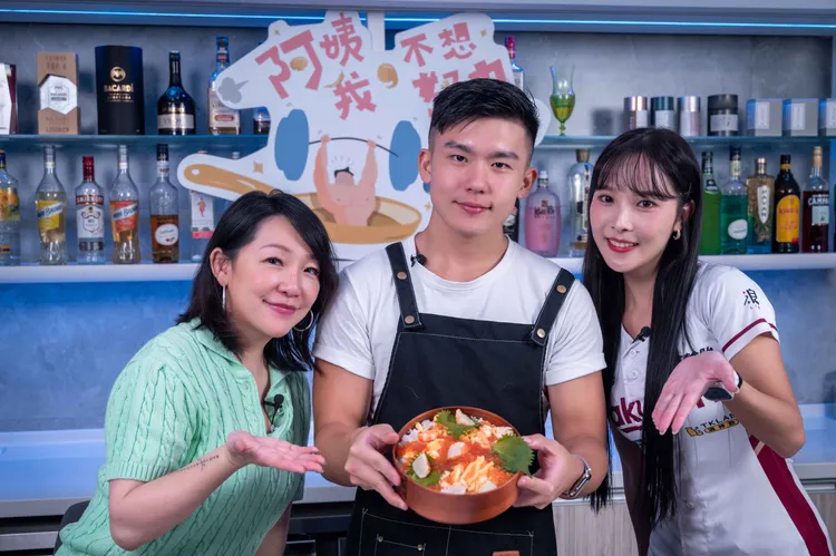 Rina（右）和Robert（中）合作製作散壽司。后花園提供