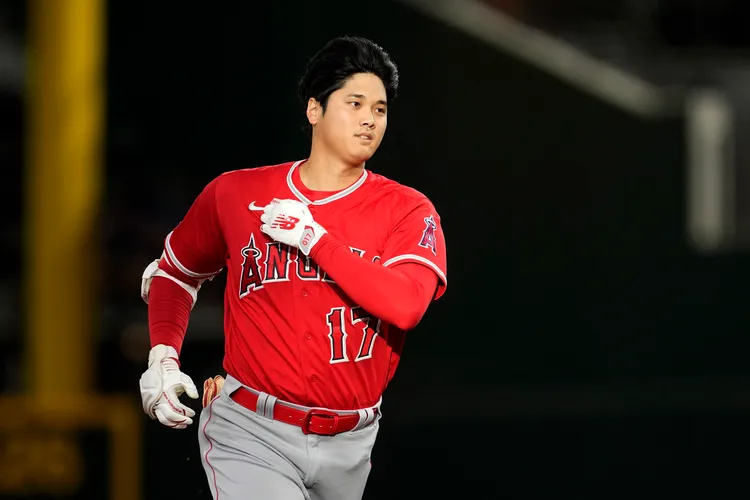 大谷翔平沒戴頭盔繞壘。  美聯社