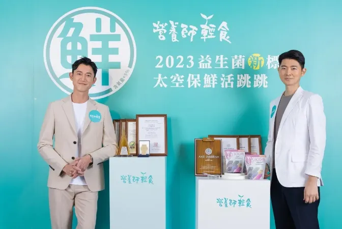 藝人吳慷仁(左)為「營養師輕食」代言，當時記者會與公司創辦人營養師江欣樺(右)合影。資料照片