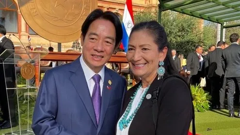 與美內政部長熱絡互動 賴清德:她親切幫我調整徽章