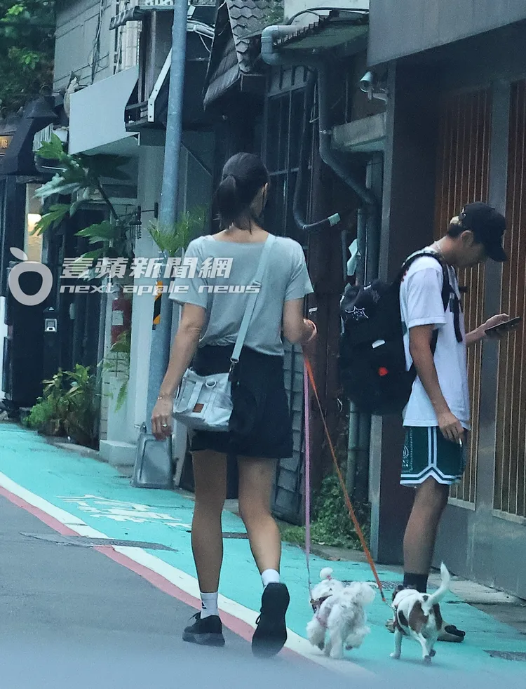 日本、巴西混血名模Akemi，在住處附近遛2隻寶貝愛犬運動。特勤中心攝