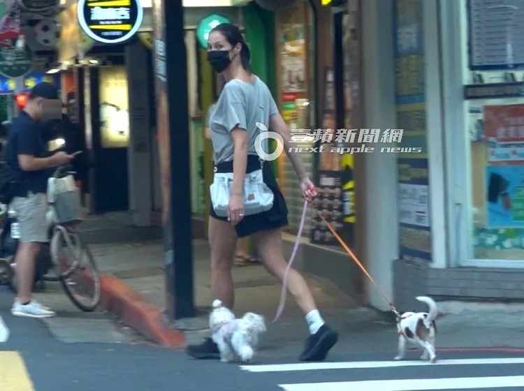 Akemi牽著愛犬過馬路。特勤中心攝