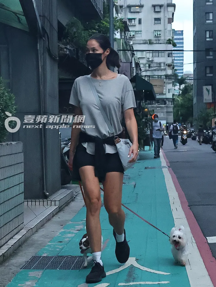 擁有101公分長腿的Akemi牽著小型狗形成強烈對比。特勤中心攝