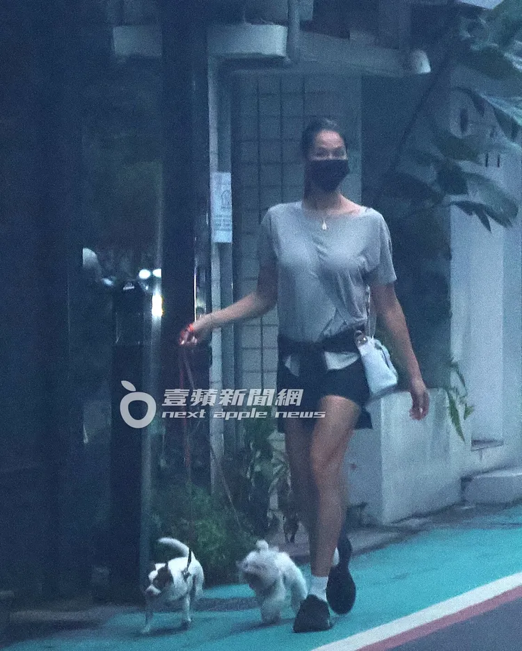 Akemi當天一身運動裝扮，牽著兩隻愛犬走在東區街頭。特勤中心攝