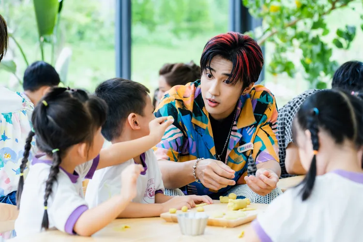 婁峻碩面對小朋友，招架不住。好看娛樂提供