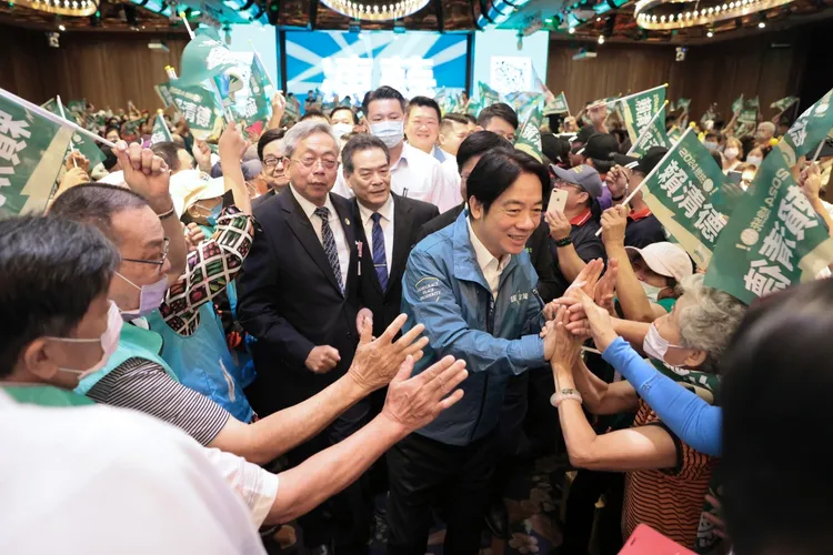 賴清德與現場支持者互動。賴清德競辦提供