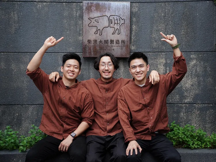 日錦製造所與柴窯火腿製造所同為台中職人品牌，首次聯名精品秋節禮盒一次囊括「月餅和烤肉」兩大中秋美食。日錦製造所提供