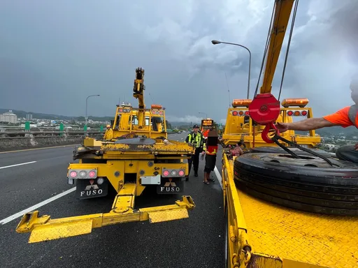 拖吊車司機排除車道掉落輪胎　遭甩尾擊中！聯結車未注意撞上釀1傷