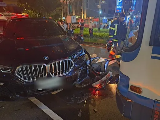 BMW男逆向撞客運+4機車　疑癲癇發作釀1命危2傷　