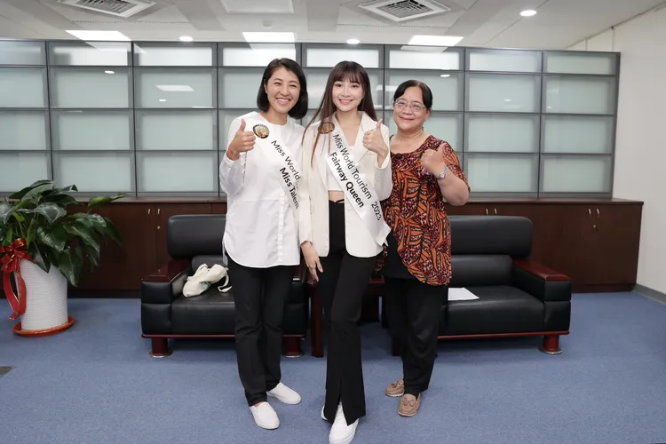 高曼容（中）在媽媽陪同下拜會南投縣長許淑華。縣府提供