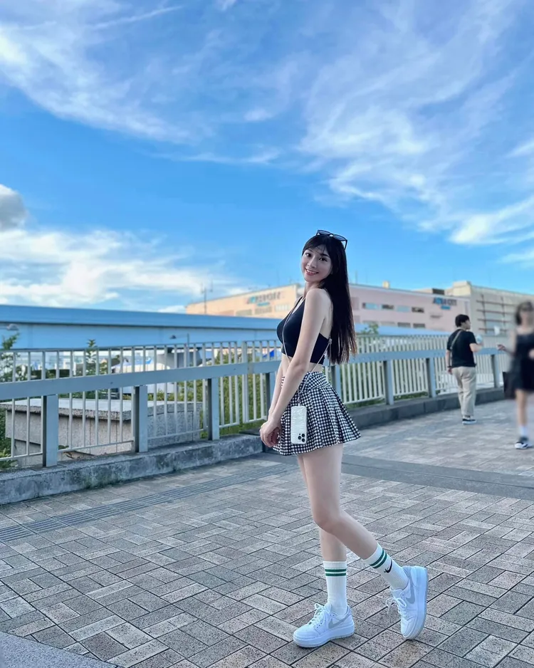 高曼容擁有一雙逆天長腿。翻攝高曼容臉書