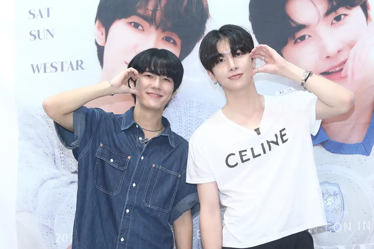 李歡喜（左）、李東烈從韓國帶來自己的私人小物義賣。攝影中心攝