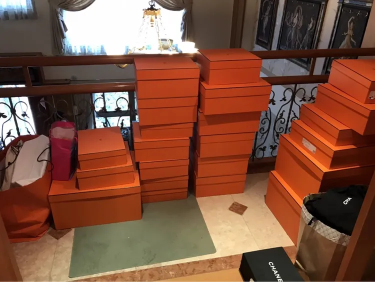 警方在曾耀峰家中查扣到一堆愛馬仕精品。翻攝畫面