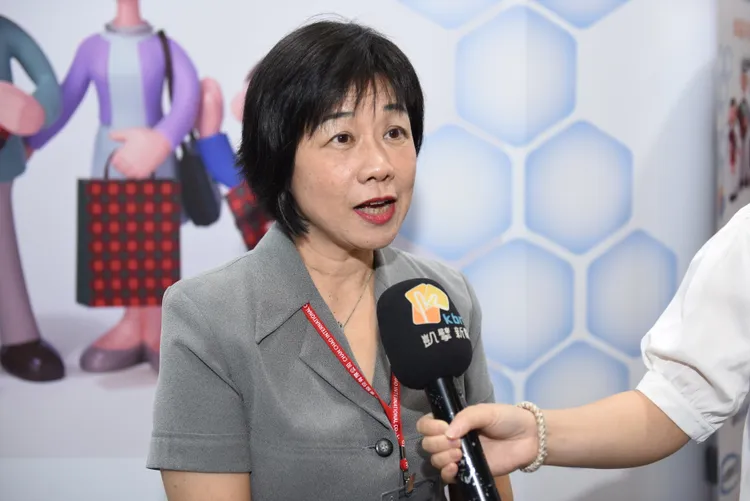 智易購行銷總監王智媛點出擬AI企業管理系統，將會是對抗碳稅這頭灰犀牛的最佳利器。主辦單位提供