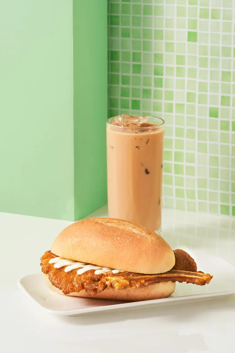 正宗澳門豬扒包(帶骨)選用台灣老字號品牌「中一排骨」的帶骨里肌豬排，肉質鮮嫩多汁。業者提供