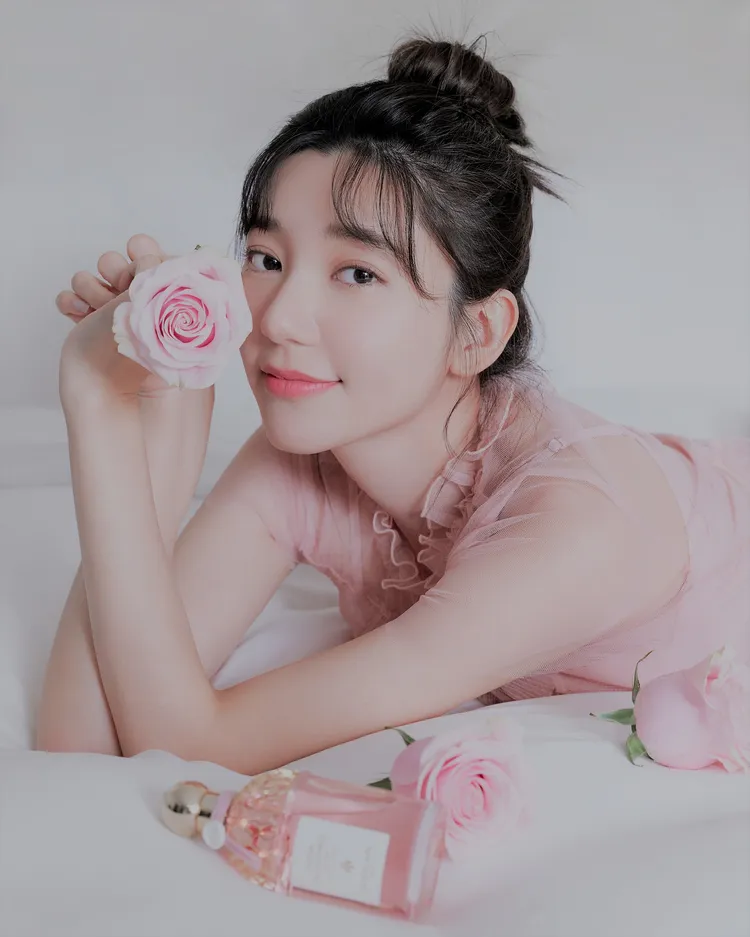 郭雪芙近日分享了噴上嬌蘭香氛的美照，仙氣十足。品牌提供