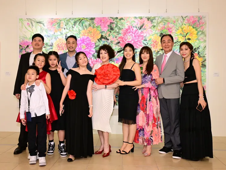 韓湘琴開畫展，全家總動員。唐可珊（右三）也帶著女兒（右四）和兒子（後排左）亮相。彭欣偉攝
