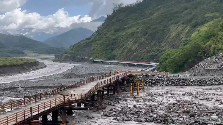 霸克露橋鋼便橋下方搶修便道。原民會提供