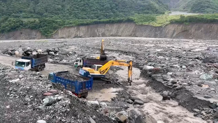 霸克露橋鋼便橋下方搶修便道。原民會提供